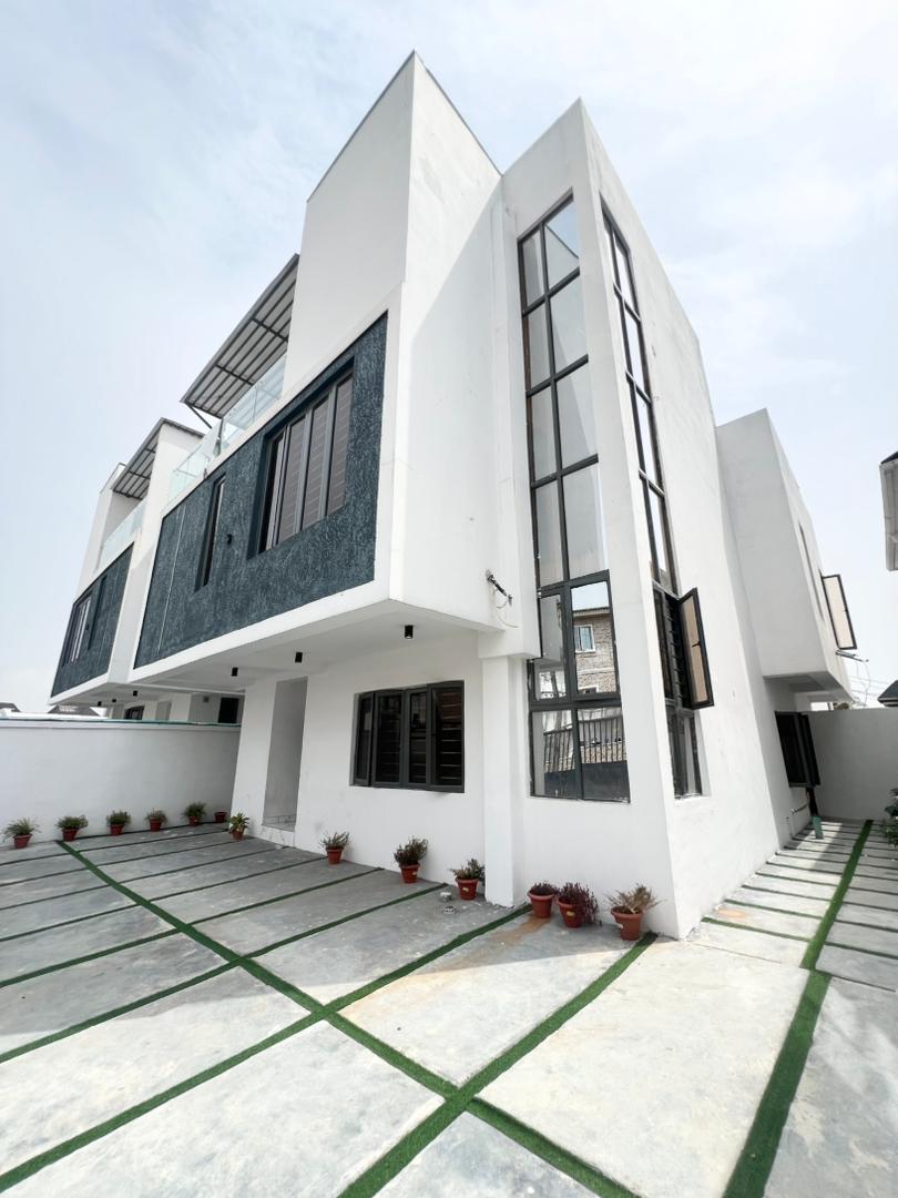 5 BEDROOM DETACHED DUPLEX FOR SALE.